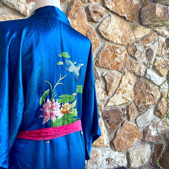Vintage 80s 90s Blue Silk Kingfisher Lotus Pond Embroidered Chinese Kimono Robe - Picture 4 of 10